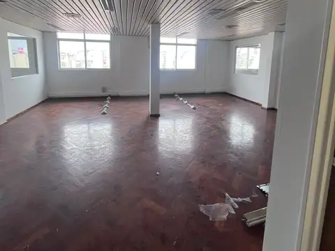 Hermoso semipiso para oficinas, excelente ubicación céntrica - Avenida Belgrano al 800