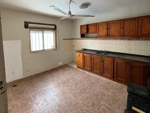 OPORTUNIDAD DE INVERSIÓN - Casa con pileta y depto en venta