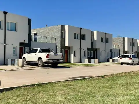 Spring Park, Dúplex de 4 ambientes con  jardín y Cochera . Entrega inmediata . Excelente acceso.