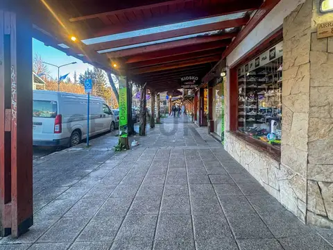 Av. Arrayanes 100, Piso 0