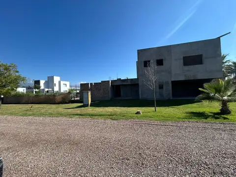 Casa 6 ambientes con 2 baños