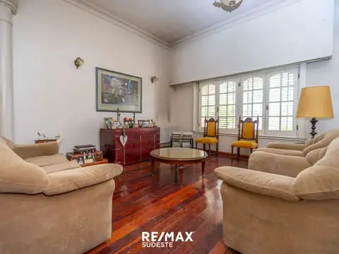 Casa 8 ambientes con 4 baños