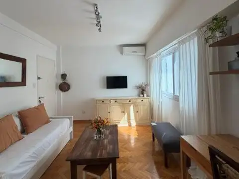 Luminoso ambiente y medio en Palermo / Recoleta – Piso alto, orientación norte