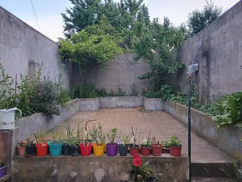 Casa 6 ambientes con 2 baños