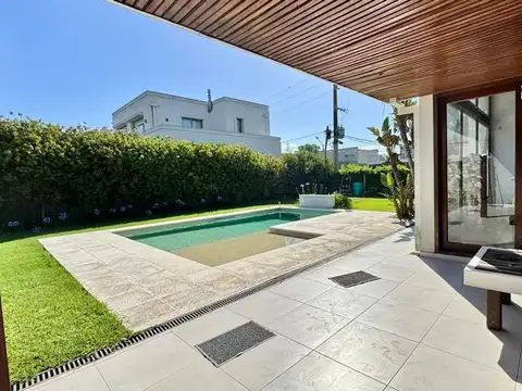 Casa en Venta con 2 cocheras