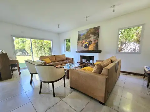 Casa 6 ambientes con 2 baños