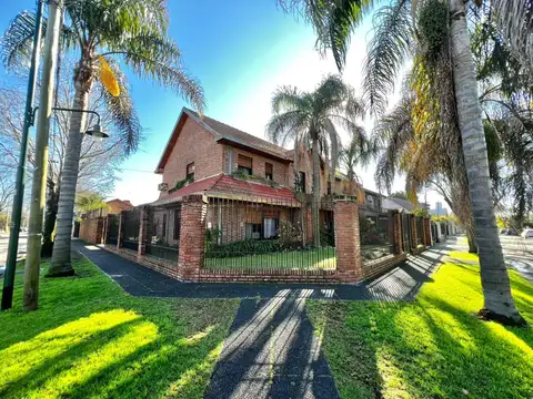 Casa de 5 ambientes con escritorio y cochera en venta en Martinez