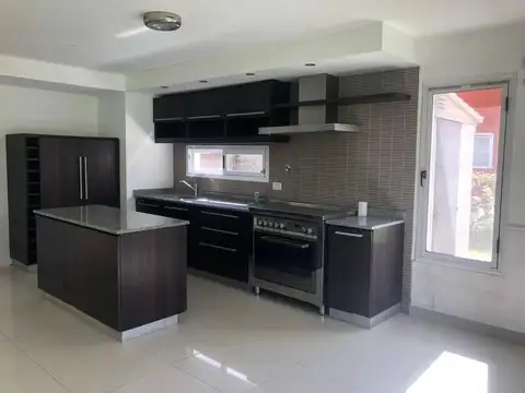 Casa en Venta en Loma Verde, USD 237.000