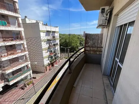 DEPARTAMENTO 2 AMBIENTES CON COCHERA DESCUBIERTA