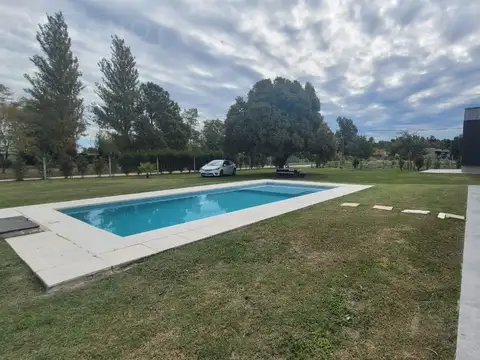 Venta Casa 3 Ambientes con Quincho y Piscina en Parque Jularó, Exaltacion de la Cruz