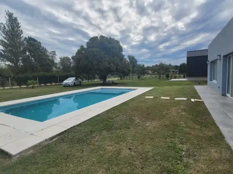 Casa en Venta con 4 cocheras