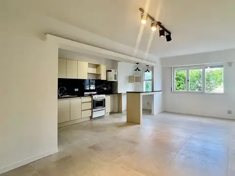 Departamento 4 Ambientes Reciclado, en Alquiler, Zona Centro.