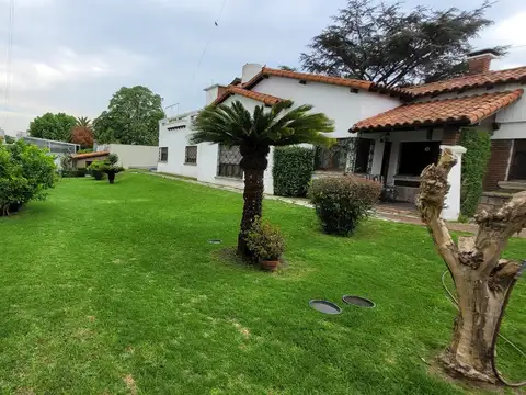 Casa 4 ambientes con parque y pileta - morón