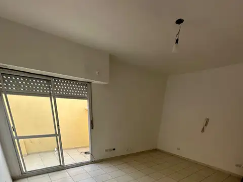 Monoambiente grande, cocina aparte. Lateral con patio y lavadero. Baño completo.