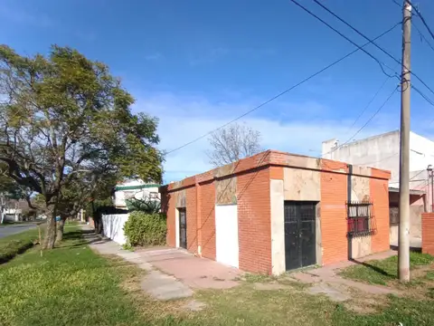 CASA 2 DORMITORIOS EXCELENTE UBICACION. HERMOSO JARDIN