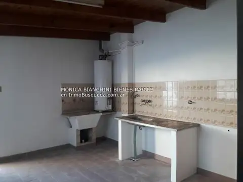 Casa 8 ambientes con 2 baños