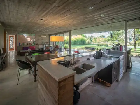 Casa en Venta en el Barrio El Rodeo desarrollada en una planta con tres dormitorios y gran parque