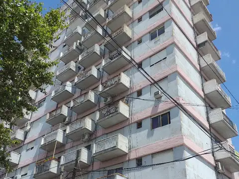 Amplio departamento 1 ambiente al frente con balcón. Muy luminoso, vista al frente abierta.