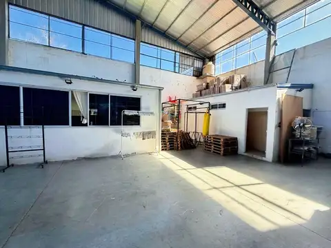 Amplio salón sobre avenida, zona norte próximo al aeropuerto