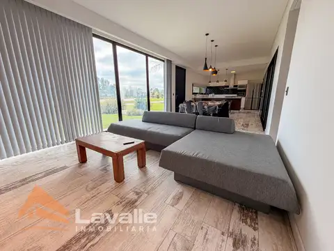 Casa en Venta con 6 cocheras
