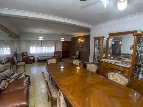 Casa 6 ambientes con 2 baños