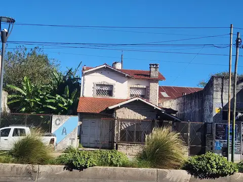 Casa en venta - 3 Dormitorios 2 Baños - Lomas de Zamora