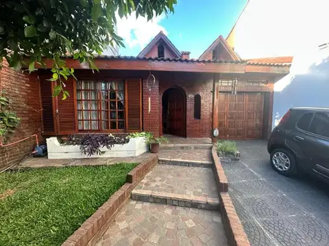 Casa Chalet  5 amb. con Jardin y Cochera