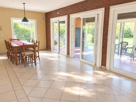 Casa en Venta con 2 cocheras
