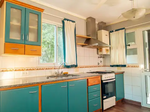 Casa 7 ambientes con 2 baños