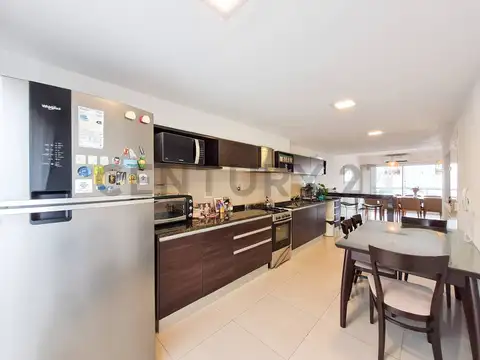 TRIPLEX DE 4 DORMITORIOS BALCON, PARRILLA Y COCHERA EN VENTA