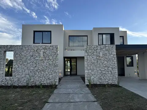 Casa 7 ambientes con 4 baños