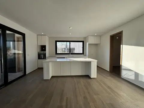 Casa 7 ambientes con 4 baños