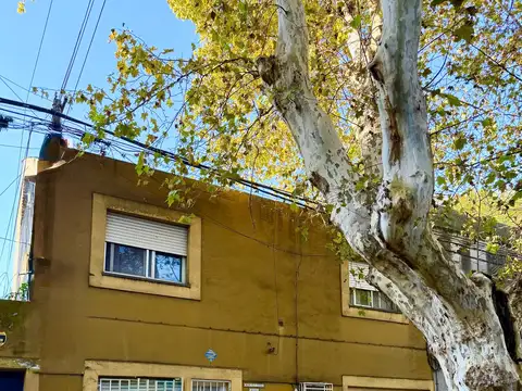 CASA DE DOS PLANTAS A METROS DE AVELLANEDA