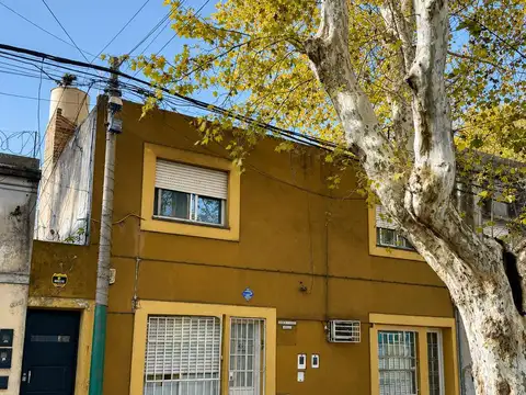 CASA DE DOS PLANTAS A METROS DE AVELLANEDA