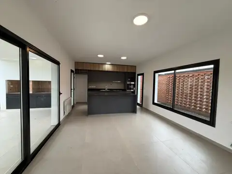 Casa 4 ambientes con 2 baños