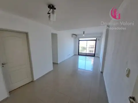 IMPECABLE 3 AMBIENTES AL FRENTE CON BALCON EN HERMOSO EDIFICIO, CON COCHERA EN PB