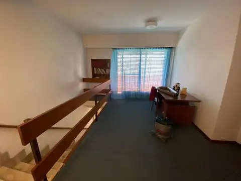 Casa 3 ambientes con jardín y cochera - Morón