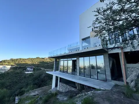 Casa 8 ambientes con 5 baños