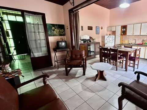 Casa 7 ambientes con 2 baños