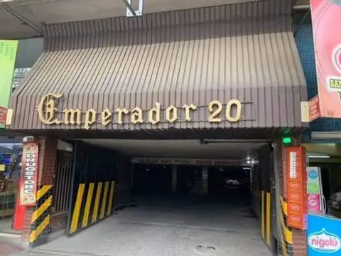 VENDO COCHERA, EDIFICIO CÉNTRICO.