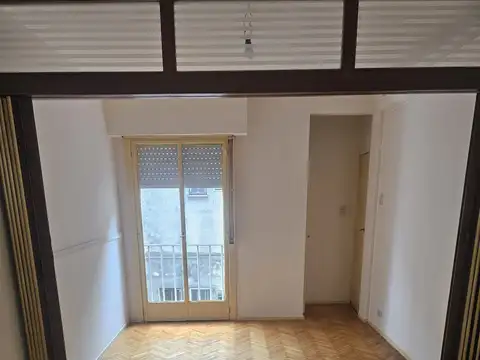 EXCELENTE MONOAMBIENTE DIVISIBLE CON COCINA EQUIPADA MUY LUMINOSO A MTS. DE DIRECTORIO
