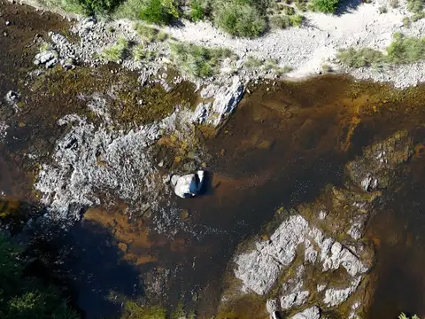 VENTA. LOTE CON BAJADA AL RÍO. SOBRE RUTA Nº228. B° Santa monica. Calamuchita (Cód. 2139)