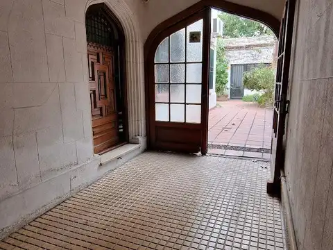 Casa 13 ambientes con 4 baños