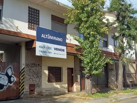 Pueyrredón al 2000 entre Combet y Sarmiento