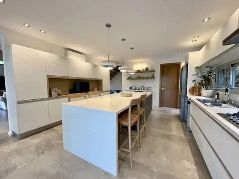 Casa en Venta con 2 cocheras