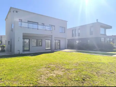 Casa en Alquiler en Puertos - Barrio Ceibos, USD 2.200