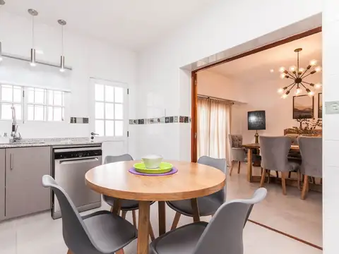 Casa en Venta con 2 cocheras