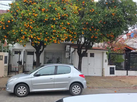 OLIVOS 4 ambientes con balcón, patio y jardín