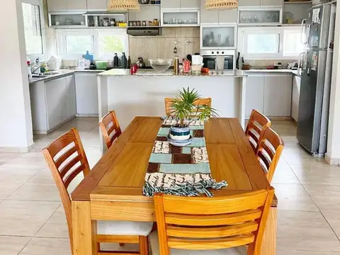 Casa en Alquiler con 2 cocheras