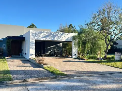 Casa ubicada en barrio privado Altos de Zorraquin